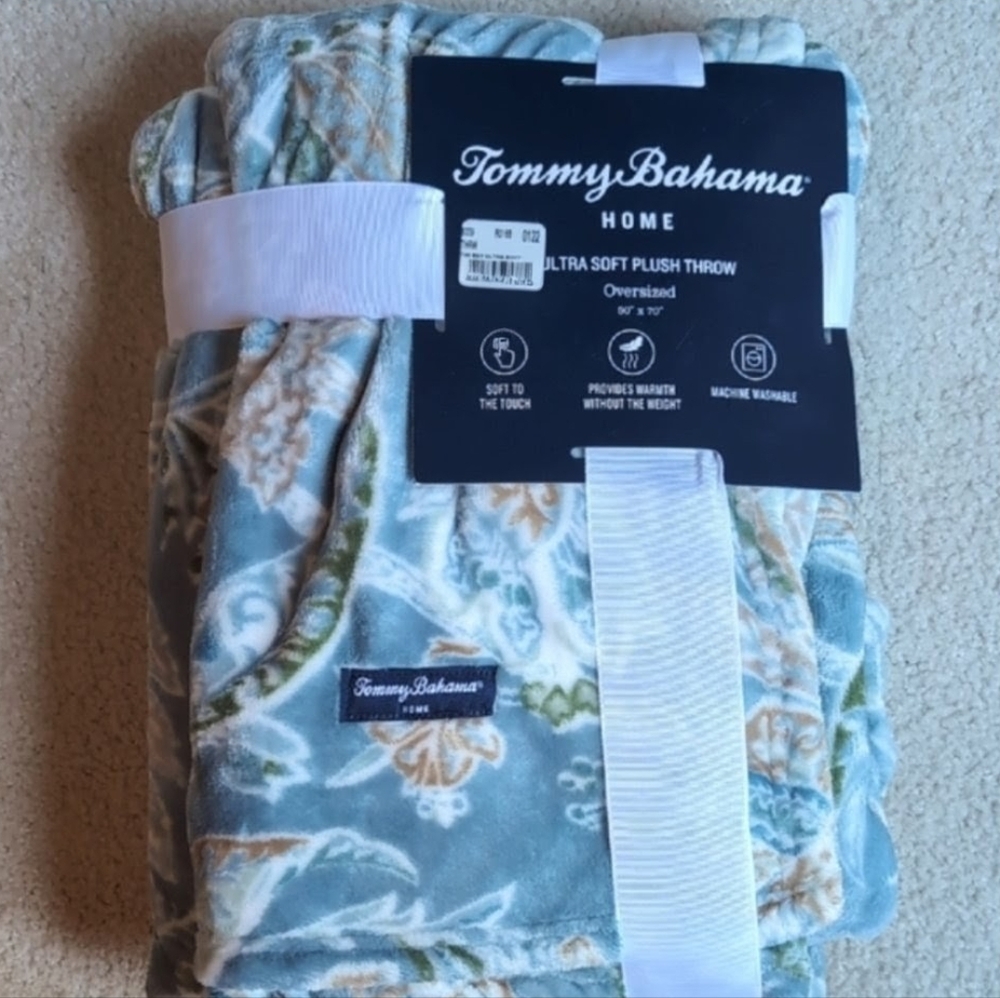 Tommy Bahama Blue and Cream Coastal Plush Throw NWT